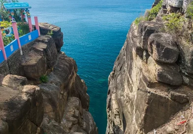The steep, deep fissure of Ravana's Cleft on Swami Rock Things to Do in Trincomalee, a dramatic cliff face near Koneswaram Temple overlooking the Indian Ocean and historically known as Lover's Leap.