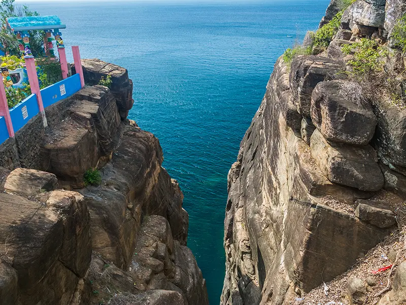 The steep, deep fissure of Ravana's Cleft on Swami Rock Things to Do in Trincomalee, a dramatic cliff face near Koneswaram Temple overlooking the Indian Ocean and historically known as Lover's Leap.